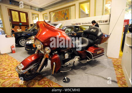 Une moto Harley-Davidson est vu sur l'écran pendant la partie supérieure (luxe) Voir le Qingdao 2009 dans la ville de Qingdao, province du Shandong, Chine de l'est jeudi, 7 Banque D'Images