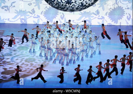 Entertainers effectuer lors de la cérémonie d'ouverture de la 24e Universiade d'hiver de Harbin à Harbin City, au nord-est de la province chinoise, le mercredi, Banque D'Images