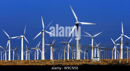 --FILE-- voir de l'énergie éolienne sur les producteurs d'électricité à une éolienne à Turpan, dans les Chines le Xinjiang, le 30 septembre 2008. Chines installé Banque D'Images