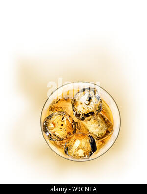 Verre de cidre dur golden rafraîchissante sur les rochers. Vue de dessus Gros plan sur gold glow background Banque D'Images