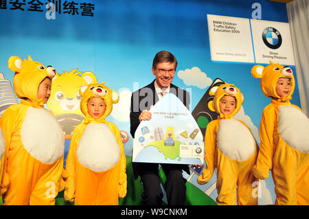 L'Olaf Kastner, centre, président et chef de la direction de BMW Brilliance Automotive Ltd., pose avec les enfants chinois lors de la cérémonie de clôture de la BMW 2009 Childre Banque D'Images