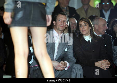 Le Prince Joachim, avant gauche, et de la princesse Marie, avant droit, du Danemark regardent une maquette paradant durant un événement promotionnel intitulé contes danois Banque D'Images