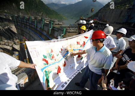 Les ingénieurs chinois examiner la disposition du projet hydroélectrique Xiaowan sur le dessus de l'Xiaowan Station hydroélectrique dans le sud-ouest de la province de Yunnan, Chine 1 Banque D'Images