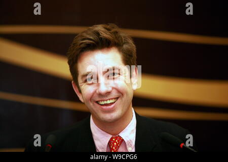 --FILE-- Rupert Hoogewerf, fondateur et le compilateur du rapport Hurun, prend la parole lors d'un banquet à Liuzhou, Chine région autonome Zhuang du Guangxi Banque D'Images