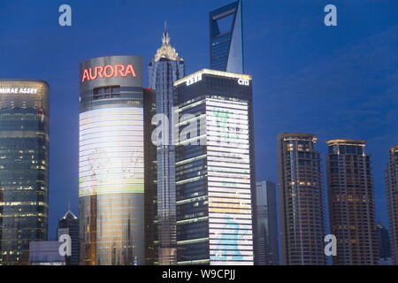 --FILE--(de gauche) vue de la nuit de Mirae Asset Tower, Tour Aurora, Jinmao Tower, Tour de Citi, le Shanghai World Financial Center et luxe residentia Banque D'Images