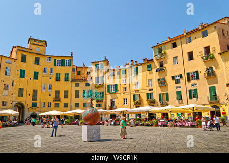 Place de la ville Amfiteatro, Lucca, Toscane, Italie. Banque D'Images