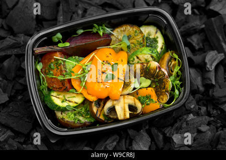 Close up of healthy légumes grillés en boîte noire d'aller Banque D'Images