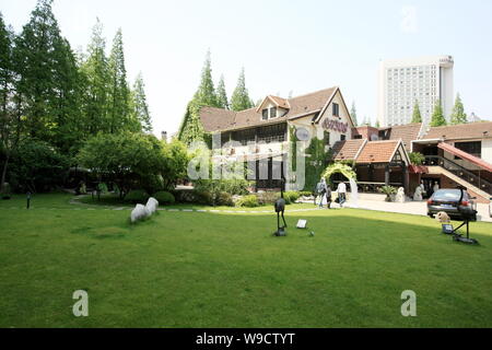 Vue de la SH508 restaurant, ancienne maison familiale de l'écrivain britannique J.G. Ballard, à Shanghai, Chine, le 26 avril 2009. Prendre une promenade sur Guangzhou Fanyu (Lu) (P Banque D'Images