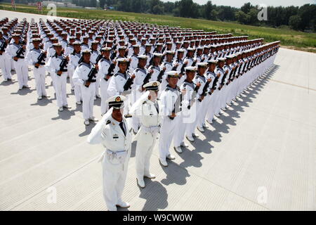 --FILE--soldats de la Marine chinoise de l'Armée de Libération Populaire (PLA) exercice pendant une session de formation pour le prochain défilé militaire le 1 octobre à Bei Banque D'Images