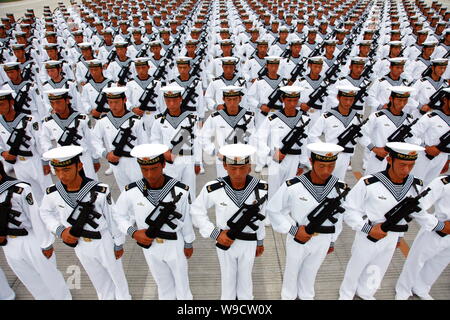 --FILE--soldats de la Marine chinoise de l'Armée de Libération Populaire (PLA) exercice pendant une session de formation pour le prochain défilé militaire le 1 octobre à Bei Banque D'Images