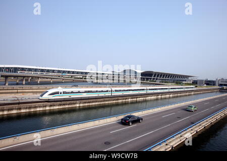 --FILE--un maglev train drives passé l'Aéroport International de Shanghai Pudong à Pudong, Shanghai, Chine, 19 septembre 2008. En raison d'une cons Banque D'Images