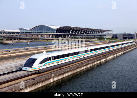 --FILE--un maglev train drives passé l'Aéroport International de Shanghai Pudong à Pudong, Shanghai, Chine, 19 septembre 2008. En raison d'une cons Banque D'Images