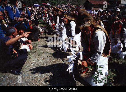 --FILE-- Qiang on danse pendant l'Mountain-Sacrifice Festival à un village dans le comté de Maoxian, sud-ouest de la province du Sichuan, Chine, 5 novembre 2002 Banque D'Images