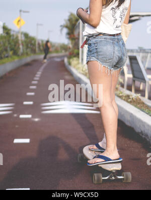 Longboard girls un jour d'été Banque D'Images