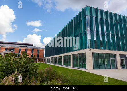 Les nouveaux locaux à Center Square, Middlesbrough, Angleterre, Royaume-Uni, avec l'ensemble des tribunaux en arrière-plan Banque D'Images