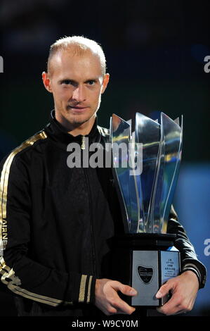 Nikolay Davidenko de la Russie détient son trophée lors de la soirée de remise des prix après avoir battu Rafael Nadal de l'Espagne en finale de l'ATP Shanghai 2009 Mast Banque D'Images