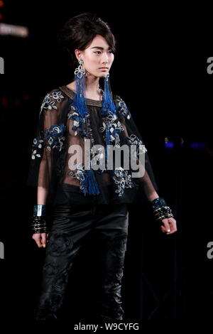 Modèle chinois Qin Shupei parades pour afficher la nouvelle collection par le créateur de mode Karl Lagerfeld Chanel durant la Paris Shanghai fashion show à la Banque D'Images