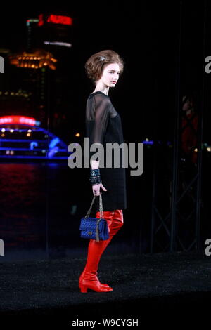 Un modèle des défilés pour afficher la nouvelle collection par le créateur de mode Karl Lagerfeld Chanel durant la Paris Shanghai fashion show au parc Huangpu sur Banque D'Images