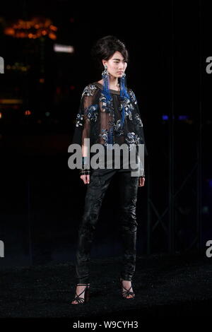 Modèle chinois Qin Shupei parades pour afficher la nouvelle collection par le créateur de mode Karl Lagerfeld Chanel durant la Paris Shanghai fashion show à la Banque D'Images