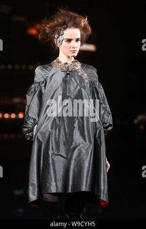 Un modèle des défilés pour afficher la nouvelle collection par le créateur de mode Karl Lagerfeld Chanel durant la Paris Shanghai fashion show au parc Huangpu sur Banque D'Images