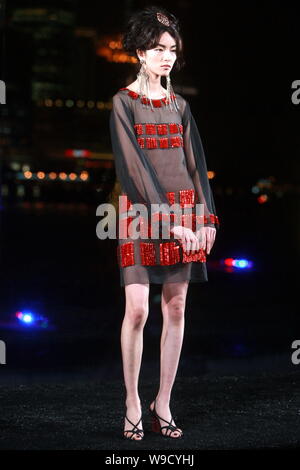 Modèle Sun chinois Guims parades pour afficher la nouvelle collection par le créateur de mode Karl Lagerfeld Chanel durant la Paris Shanghai fashion show à la Banque D'Images