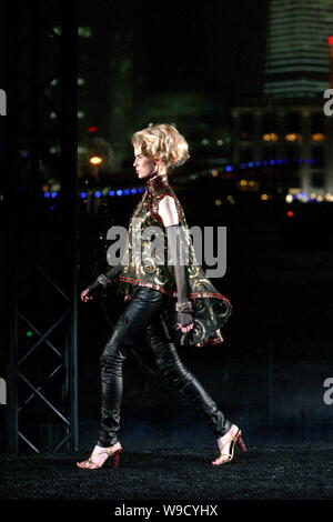 Un modèle des défilés pour afficher la nouvelle collection par le créateur de mode Karl Lagerfeld Chanel durant la Paris Shanghai fashion show au parc Huangpu sur Banque D'Images