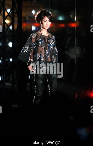 Modèle chinois Qin Shupei parades pour afficher la nouvelle collection par le créateur de mode Karl Lagerfeld Chanel durant la Paris Shanghai fashion show à la Banque D'Images