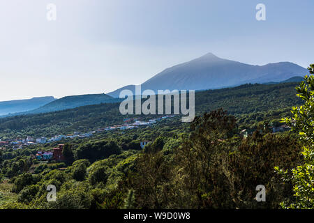 Brume de chaleur plus volcan Teide en été vue de El Tanque, Tenerife, Canaries, Espagne Banque D'Images