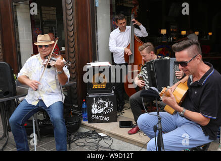 Cracovie.Cracovie.Pologne.Le groupe de jazz Hot Swing joue en plein air devant le café. Banque D'Images