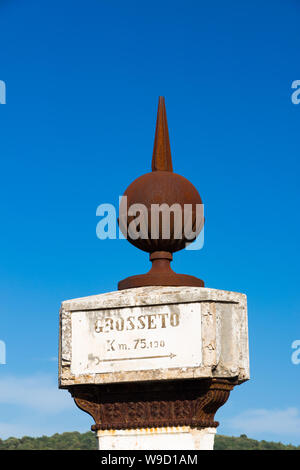 La colonne Montarrenti est un panneau routier 1840 construit par Léopold II, Grand-duc de Toscane, Italie Banque D'Images