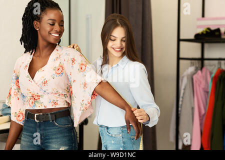 Tailleur femme et Client Longueur manchon de mesure dans l'atelier Banque D'Images