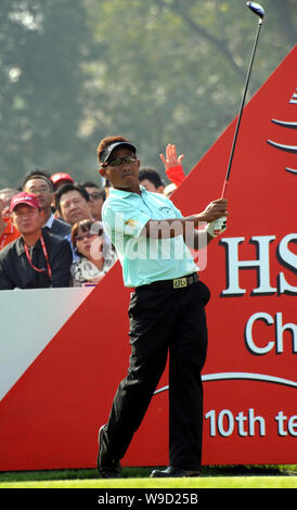 Thongchai Jaidee de Thaïlande tees off au premier tour des Champions HSBC tournoi de golf au Club de Golf International de Sheshan à Shanghai, Banque D'Images