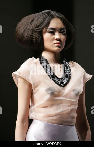 Un modèle chinois affiche nouvelle coiffure à Toni&Guy Version 2010 Les tendances au cours de la Fashion Week 2009 de la Chine à Beijing, Chine, 9 novembre 2009. Banque D'Images