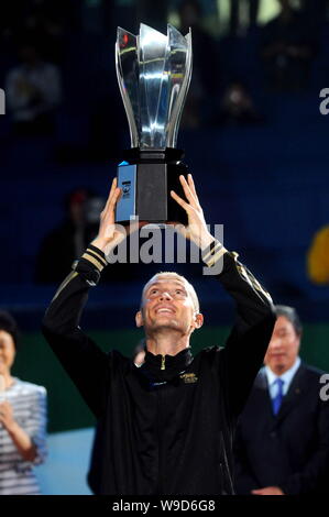 Nikolay Davidenko de Russie contient jusqu'son trophée lors de la soirée de remise des prix après avoir battu Rafael Nadal de l'Espagne en finale de l'ATP Shanghai 2009 M Banque D'Images