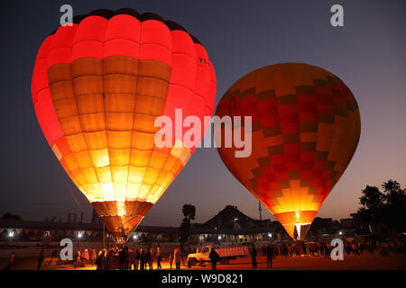 Ballons à air chaud à la Mela sol de la Camel Fair de Pushkar, Rajasthan Inde. La foire est la plus grande foire de chameaux en Inde. Banque D'Images