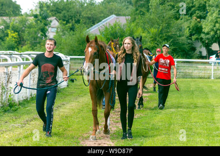 Avant course de chevaux pour le prix Derby Pyatigorsk hippodrome - le plus ancien et le plus grand en Russie.Les premières courses sur ce site a eu lieu en juin 188 Banque D'Images