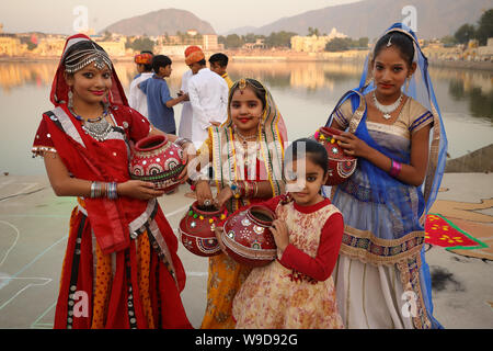 Les filles en robes traditionnelles à la partie profonde de l'aarti Daan Camel Pushkar Fair, le Rajasthan. La foire est la plus grande foire de chameaux en Inde. Banque D'Images