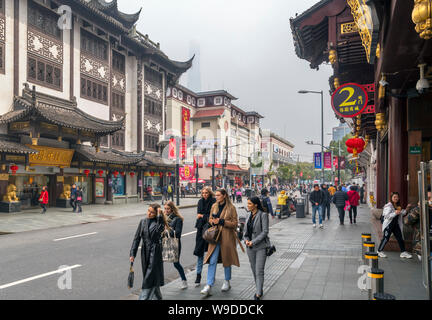 Les touristes sur Fuyou Road, Old City, Huangpu, Shanghai, Chine Banque D'Images