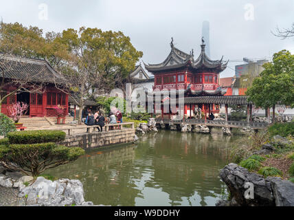 Jardins de Yuyuan (également le Jardin Yu, Yu Gardens ou le jardin Yuyuan) avec la tour derrière Shanghai, Vieille Ville, Shanghai, Chine Banque D'Images