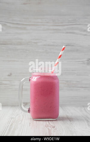 Mason bocal verre mug rempli de smoothie aux framboises, vue de côté. Libre. Banque D'Images