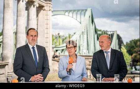 Potsdam, Allemagne. Août 13, 2019. Annegret Kramp-Karrenbauer, président fédéral de la CDU, prend la parole à une cérémonie de commémoration et dépôt de gerbe à la Glienicker Brücke Potsdam à côté de Kai Wegner (r), président de l'état de la CDU Berlin, et Ingo Senftleben, président de l'état de Brandebourg. Crédit : Michael Kappeler/dpa/Alamy Live News Banque D'Images