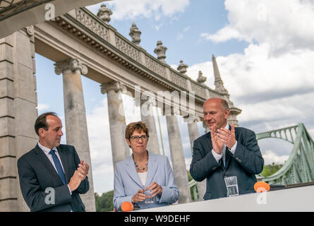 Potsdam, Allemagne. Août 13, 2019. Annegret Kramp-Karrenbauer, président fédéral de la CDU, prend la parole à une cérémonie de commémoration et dépôt de gerbe à la Glienicker Brücke Potsdam à côté de Kai Wegner (r), président de l'état de la CDU Berlin, et Ingo Senftleben, président de l'état de Brandebourg. Crédit : Michael Kappeler/dpa/Alamy Live News Banque D'Images