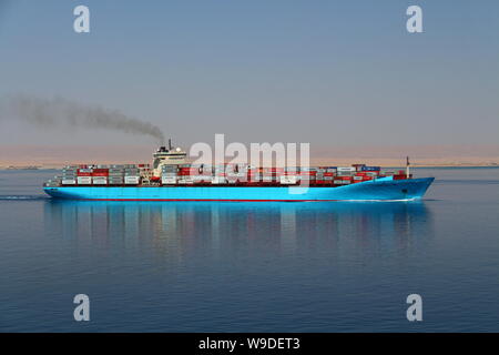 Porte-conteneurs Maersk Karlskrona en partant du Canal de Suez et le traitement dans la mer Rouge. Banque D'Images
