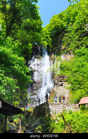 Batumi, Géorgie - Mai 1, 2017 : personnes près de georgian Adjara gem nature cascade Makhuntseti Banque D'Images