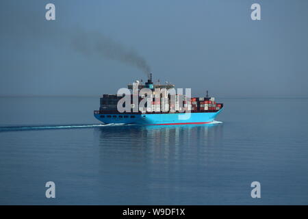 Porte-conteneurs Maersk Karlskrona en partant du Canal de Suez et le traitement dans la mer Rouge. Banque D'Images