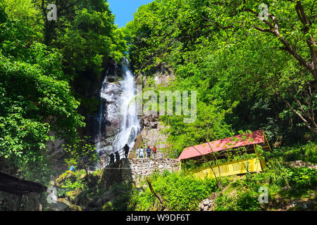 Batumi, Géorgie - Mai 1, 2017 : personnes près de georgian Adjara gem nature cascade Makhuntseti Banque D'Images