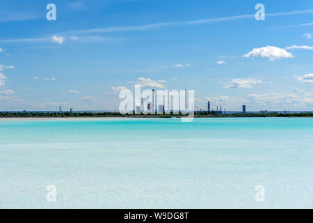 Colon de boues d'usine de soude avec de l'eau turquoise sur fond de paysage industriel Banque D'Images