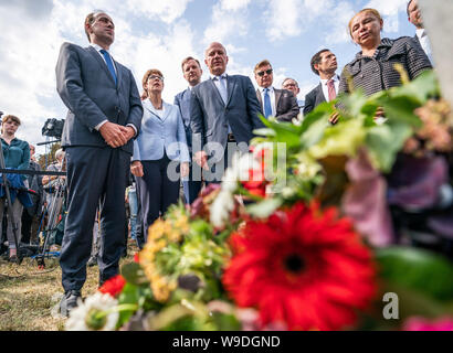 Potsdam, Allemagne. Août 13, 2019. Annegret Kramp-Karrenbauer, président fédéral de la CDU, s'élève à une cérémonie de commémoration et dépôt de gerbe à la Glienicker Brücke Potsdam entre Kai Wegner (r), président régional de la CDU de Berlin, et Ingo Senftleben (l), président régional de la CDU de Brandebourg. Crédit : Michael Kappeler/dpa/Alamy Live News Banque D'Images