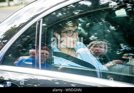 Potsdam, Allemagne. Août 13, 2019. Annegret Kramp-Karrenbauer, président fédéral de la CDU, est assis dans sa limousine après une cérémonie de commémoration et dépôt de gerbe à la Glienicker Bridge à Potsdam. Crédit : Michael Kappeler/dpa/Alamy Live News Banque D'Images