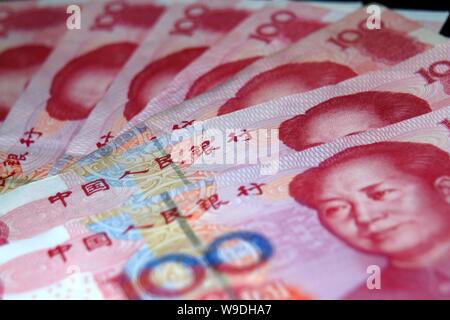 --FILE--photo prise dans Road dans la province de Jiangsu, Chine de l'est montre Yuan renminbi (RMB) 1 septembre 2007. La monnaie chinoise, le yuan Banque D'Images